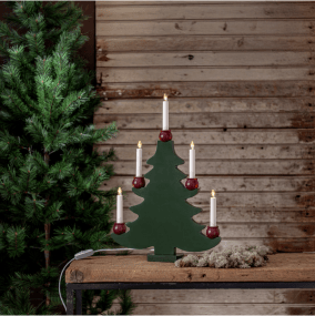 Mora Tree Verde De Star Trading - Este portavelas de Adviento, con forma de cl&aacute;sico &aacute;rbol de Navidad verde y cinco velas LED en portavelas rojos, crea una luz acogedora y un ambiente navide&ntilde;o tradicional.