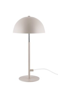 Icon 36cm Marrón claro lámpara de mesa De Globen Lighting - L&aacute;mpara de mesa con pantalla de metal mate en marr&oacute;n latte claro con detalles cromados.