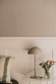 Icon 36cm Marrón claro lámpara de mesa De Globen Lighting - L&aacute;mpara de mesa con pantalla de metal mate en marr&oacute;n latte claro con detalles cromados.