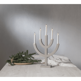 Anno Beige De Star Trading - El candelabro es moderno y tradicional al mismo tiempo y encaja perfectamente en una ventana o en una mesa.
