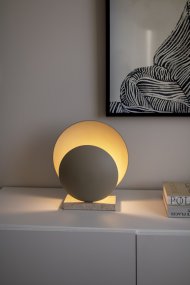 Orbit 32cm Beige lámpara de mesa De Globen Lighting - La lámpara de mesa Orbit crea una hermosa, sutil e indirecta luz gracias a sus dos pantallas metálicas que ocultan con elegancia la fuente de luz central.