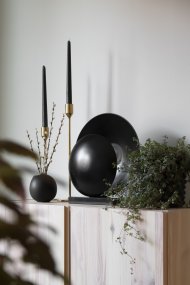 Orbit 32cm Negro lámpara de mesa De Globen Lighting - La lámpara de mesa Orbit crea una hermosa, sutil e indirecta luz gracias a sus dos pantallas metálicas que ocultan con elegancia la fuente de luz central.