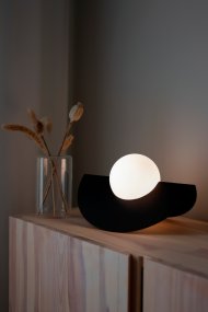 Roccia 17cm Negro lámpara de mesa De Globen Lighting - La l&aacute;mpara tiene un cable textil blanco de 200 cm de longitud con interruptor y enchufe.