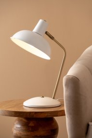 Hood 38cm Blanco lámpara de escritorio De Leitmotiv - La lámpara encaja a la perfección en un escritorio o mesita de noche, siendo a la vez una práctica fuente de luz y un elegante elemento decorativo.