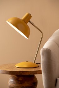 Hood 38cm Amarillo lámpara de escritorio De Leitmotiv - La l&aacute;mpara encaja a la perfecci&oacute;n en un escritorio o mesita de noche y sirve tanto como fuente de luz pr&aacute;ctica como elemento decorativo con estilo.