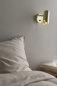 Savoy 15cm Latón lámpara de lectura De Globen Lighting - Su pantalla de diseño gráfico le confiere un aspecto moderno y proporciona una agradable distribución de la luz, ideal para colocar junto a la cama, en un rincón o como iluminación de acento.