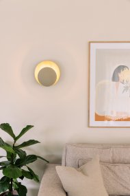 Orbit Ø30 Beige lámpara de pared De Globen Lighting - Orbit est&aacute; hecha de metal y crea una suave luz gracias a la fuente de luz oculta entre las pantallas.