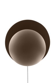 Orbit Ø30 Marrón lámpara de pared De Globen Lighting - La l&aacute;mpara de pared Orbit, con sus dos pantallas met&aacute;licas que ocultan elegantemente la fuente de luz central, crea una hermosa, sutil e indirecta luz.