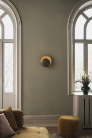 Orbit Ø30 Marrón lámpara de pared De Globen Lighting - La l&aacute;mpara de pared Orbit, con sus dos pantallas met&aacute;licas que ocultan elegantemente la fuente de luz central, crea una hermosa, sutil e indirecta luz.