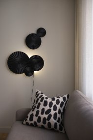 Omega 70cm Negro lámpara de pared De Globen Lighting - Omega es una l&aacute;mpara de pared de dos piezas con tres paneles interconectados con iluminaci&oacute;n en la parte posterior y dos paneles interconectados adicionales que se pueden colocar en cualquier lugar.