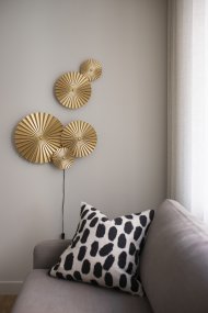 Omega 70cm Oro lámpara de pared De Globen Lighting - Omega es una lámpara de pared de dos piezas con tres paneles interconectados con iluminación en la parte posterior y dos paneles interconectados adicionales que se pueden colocar en cualquier lugar.