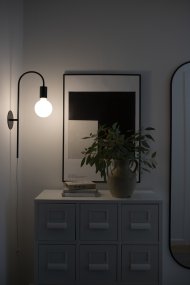 Grace 50cm Negro lámpara de pared De Globen Lighting - El aplique Grace cuenta con un brazo de metal negro ligeramente curvado.