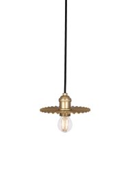 Omega Ø15 Oro lámpara de ventana De Globen Lighting - La lámpara de techo Omega, con su pantalla metálica plisada de color dorado, es una lámpara pequeña y elegante que encaja a la perfección en una ventana o puede usarse como lámpara colgante en la cocina, por ejemplo.