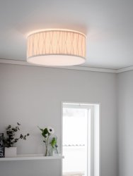 Plissé Ø45 Blanco plafón De PR Home - La luz se difunde agradablemente a través de la tela y se complementa con un parasol en la parte inferior para una iluminación uniforme y suave.