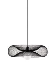 Torus Ø50 Negro De Globen Lighting - Torus &auml;r en luftig och mjuk pendel tillverkad av galvaniserat svart metalln&auml;t.