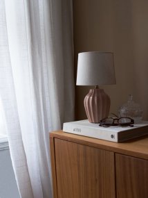 Lyon 32cm Rosa lámpara de mesa De PR Home - Gracias a su dise&ntilde;o elegante y acogedor, Lyon queda perfecta en una mesa auxiliar, una mesita de noche o junto a una ventana, donde se convierte en un elemento decorativo y acogedor tanto en hogares cl&aacute;sicos como modernos.