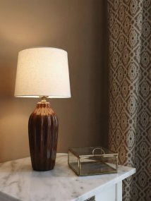 Lyon 40cm Marrón lámpara de mesa De PR Home - Gracias a su dise&ntilde;o elegante y acogedor, Lyon queda perfecta en una mesa auxiliar, una mesita de noche o junto a una ventana, donde se convierte en un elemento decorativo y acogedor tanto en hogares cl&aacute;sicos como modernos.
