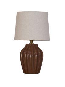 Lyon 32cm Marrón lámpara de mesa De PR Home - Gracias a su dise&ntilde;o elegante y acogedor, Lyon queda perfecta en una mesa auxiliar, una mesita de noche o junto a una ventana, donde se convierte en un elemento decorativo y acogedor tanto en hogares cl&aacute;sicos como modernos.