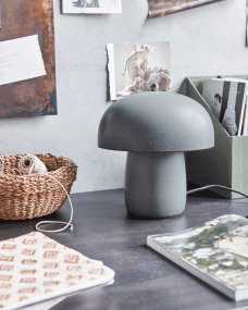 Moss 30cm Gris lámpara de mesa De House Doctor - Esta lámpara de mesa de House Doctor combina maravillosamente el atractivo atemporal de las superficies lisas con la forma suave y esponjosa para crear un diseño contemporáneo.