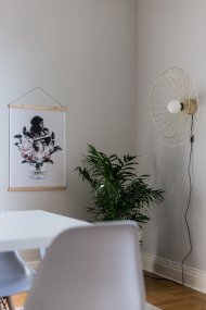 Ray Ø60 Latón cepillado lámpara de pared De Globen Lighting - La lámpara se puede montar tanto en el techo como en la pared, lo que la hace versátil.