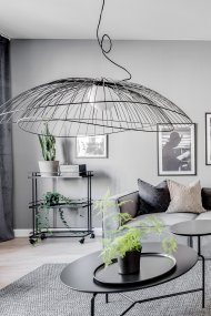 Ray Ø115 Negro Lámpas de techo De Globen Lighting - Las dos pantallas se pueden colocar de varias maneras: apiladas una sobre otra o montadas una dentro de la otra para crear una lámpara colgante más baja.