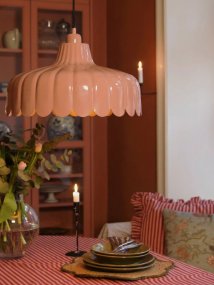 Wells Ø45 rosa oscuro De PR Home - La l&aacute;mpara de techo met&aacute;lica Wells aporta un toque fresco y rom&aacute;ntico a tu hogar.