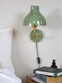 Wells 35cm verde musgo lámpara de lectura De PR Home - Inspirada en los p&eacute;talos de las flores en plena floraci&oacute;n, esta serie le confiere a la l&aacute;mpara un dise&ntilde;o elegante y a la vez l&uacute;dico.
