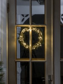 Corona LED Ø30 Oro De Konstsmide - Con un di&aacute;metro de 30 cm, la guirnalda es una hermosa decoraci&oacute;n para colgar en una ventana o pared, aportando calidez adicional durante los meses m&aacute;s oscuros del a&ntilde;o.