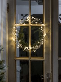 Corona LED Ø45 Plata De Konstsmide - Con un di&aacute;metro de 45 cm, la guirnalda es una hermosa decoraci&oacute;n, ideal para colgar en una ventana o en una pared, aportando calidez adicional durante los meses m&aacute;s oscuros del a&ntilde;o.