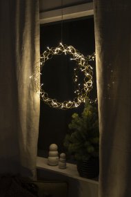 Corona LED Ø45 Oro De Konstsmide - Con un di&aacute;metro de 45 cm, la guirnalda es una hermosa decoraci&oacute;n para colgar en una ventana o pared, aportando calidez adicional durante los meses m&aacute;s oscuros del a&ntilde;o.