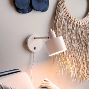 Ocean Beige lámpara de lectura De Dyberg Larsen - La lámpara está equipada con un interruptor de encendido en la placa de pared y un cable textil negro de 1,6 metros de largo.