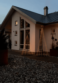 Árbol De Navidad De Metal 1,8m Negro De Konstsmide - El elegante dise&ntilde;o y la estrella brillante en la parte superior lo convierten en una decoraci&oacute;n fant&aacute;stica para el jard&iacute;n o el porche durante la temporada navide&ntilde;a.