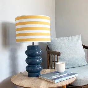 Lyon 56cm Azul De Superliving - Con un dise&ntilde;o azul intenso, una base de cer&aacute;mica y una pantalla rayada en amarillo y blanco, Lyon combina un estilo moderno con una sensaci&oacute;n de inspiraci&oacute;n retro.