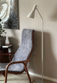 Ceres Arena lámpara de pie De Aneta Lighting - La base plana de la l&aacute;mpara y la elegante pantalla de metal crean una apariencia moderna que se adapta perfectamente a su hogar.
