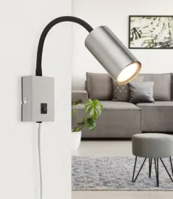 Robby Níquel De Globo Lighting - Robby &auml;r en klassisk, kompakt v&auml;gglampa tillverkad i svart plast och matt nickelmetall, vilket ger en stilren och modern look.