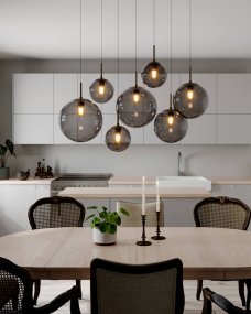 Laura 86cm Gris humo Lámpas de techo De By Rydéns - Con Laura no solo obtienes una fuente de luz, sino tambi&eacute;n una declaraci&oacute;n de dise&ntilde;o que mejora la atm&oacute;sfera de toda la habitaci&oacute;n.