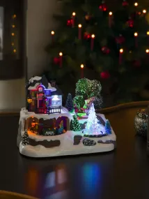 Decoración Navideña Mecánica Con Estación De Tren 17cm Multicolor De Konstsmide - Sum&eacute;rgete en un mundo invernal en miniatura con esta decoraci&oacute;n navide&ntilde;a mec&aacute;nica: una encantadora estaci&oacute;n de tren en un entorno nevado.