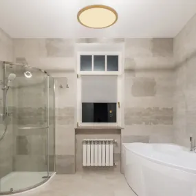 Sapana Ø30 Latón lámpara de baño De Globo Lighting - Lampan &auml;r tillverkad av matt m&auml;ssingsf&auml;rgad och vit plast, vilket ger ett mjukt och bl&auml;ndfritt ljus.