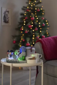 Decoración Navideña Mecánica Con Pista De Esquí Multicolor De Konstsmide - Con alegres figuras, peleas de bolas de nieve, trineos y un igl&uacute;, crea una aventura invernal llena de movimiento, 8 luces LED brillantes y 8 villancicos atmosf&eacute;ricos.