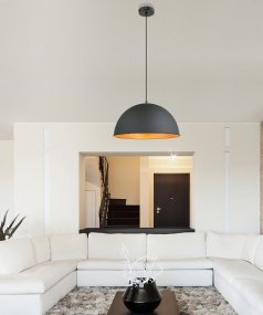 Lenn Ø40 Negro De Globo Lighting - Den guldf&auml;rgade insidan av sk&auml;rmen, med en diameter p&aring; 41 cm, skapar en varm och inbjudande ljuseffekt.