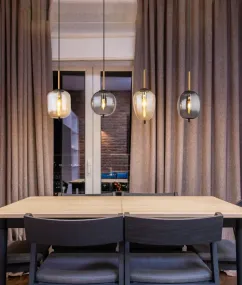 Blacky 110cm Ámbar Lámpas de techo De Globo Lighting - De fyra r&ouml;k- och amberf&auml;rgade glasgloberna i olika former h&auml;nger fr&aring;n en svart, rektangul&auml;r takplatta och kan justeras upp till 120 cm fr&aring;n taket.