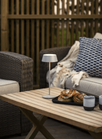 Menton 30cm Gris portátil De Konstsmide - La lámpara está equipada con un regulador táctil que le permite ajustar el brillo y la temperatura del color desde luz amarilla cálida hasta luz blanca cálida.