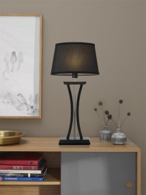 New Chelsea 60cm Negro lámpara de mesa De Cottex - Nueva lámpara de mesa Chelsea XL de madera negra&auml; con detalles cromados y una elegante pantalla ovalada que proporciona una iluminación suave y agradable.