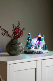 Paisaje Invernal LED 18cm Multicolor De Konstsmide - La iluminaci&oacute;n LED integrada brilla en diferentes colores y crea un ambiente acogedor en el hogar.