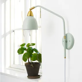 Urban 40cm Verde claro lámpara de pared De Superliving - Los elegantes detalles de latón y el acabado verde claro mate crean una apariencia sofisticada que se adapta perfectamente al dormitorio, la sala de estar o el rincón de lectura.