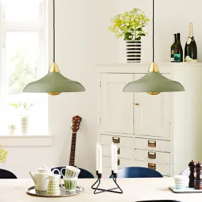 Urban Wide Ø36 Verde oliva De Superliving - Embellece tu hogar con la moderna lámpara colgante Urban Wide, una elegante combinación de un acabado verde oliva mate y elegantes detalles de latón.