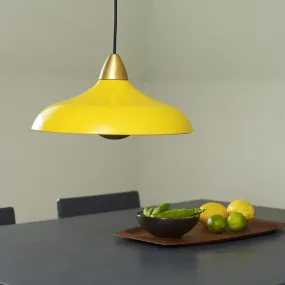 Urban Wide Ø36 Amarillo Lámpas de techo De Superliving - Embellece tu hogar con la moderna l&aacute;mpara colgante Urban Wide, una elegante combinaci&oacute;n de acabado amarillo mate y elegantes detalles de lat&oacute;n.