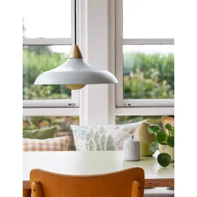 Urban Wide Ø36 Verde claro Lámpas de techo De Superliving - Embellece tu hogar con la moderna l&aacute;mpara colgante Urban Wide, una elegante combinaci&oacute;n de un acabado verde claro mate y elegantes detalles de lat&oacute;n.