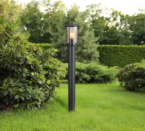 Gracey 100cm Negro De Globo Lighting - Gracey &auml;r en pollare i stilren design, tillverkad av mattsvart rostfritt st&aring;l och har en r&ouml;kf&auml;rgad glassk&auml;rm.