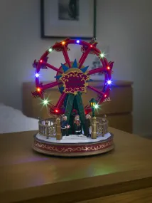 Decoración Navideña Mecánica Con Noria 30cm Multicolor De Konstsmide - Las luces LED de colores y las piezas m&oacute;viles dan vida a la escena festiva de los alegres juerguistas invernales.